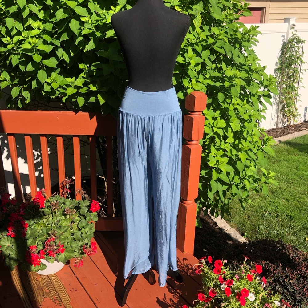 Chic Blue Wide-Leg pants with Flowing Silk Fabric